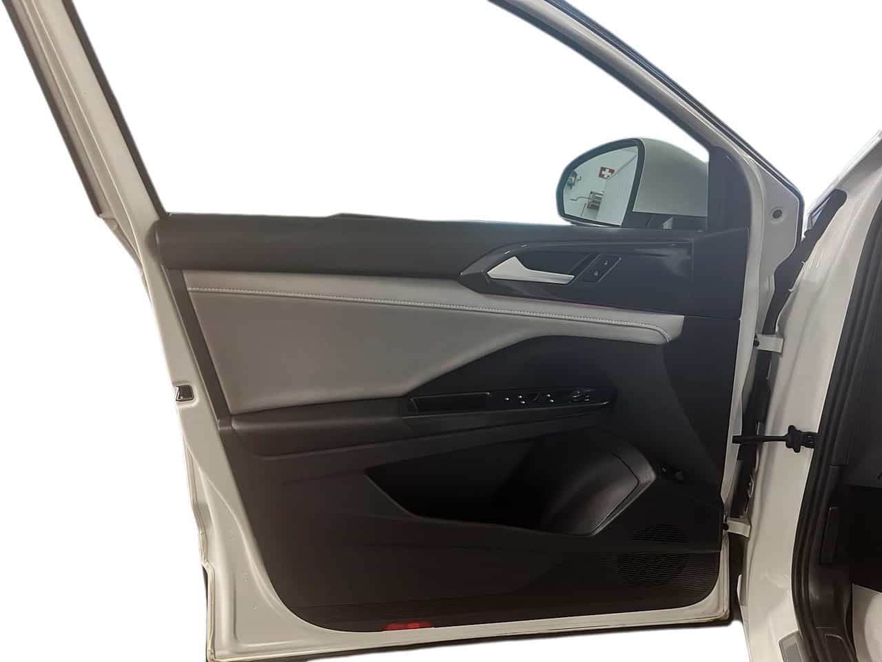 2023 Volkswagen Taos Highline 4Motion - Image 11