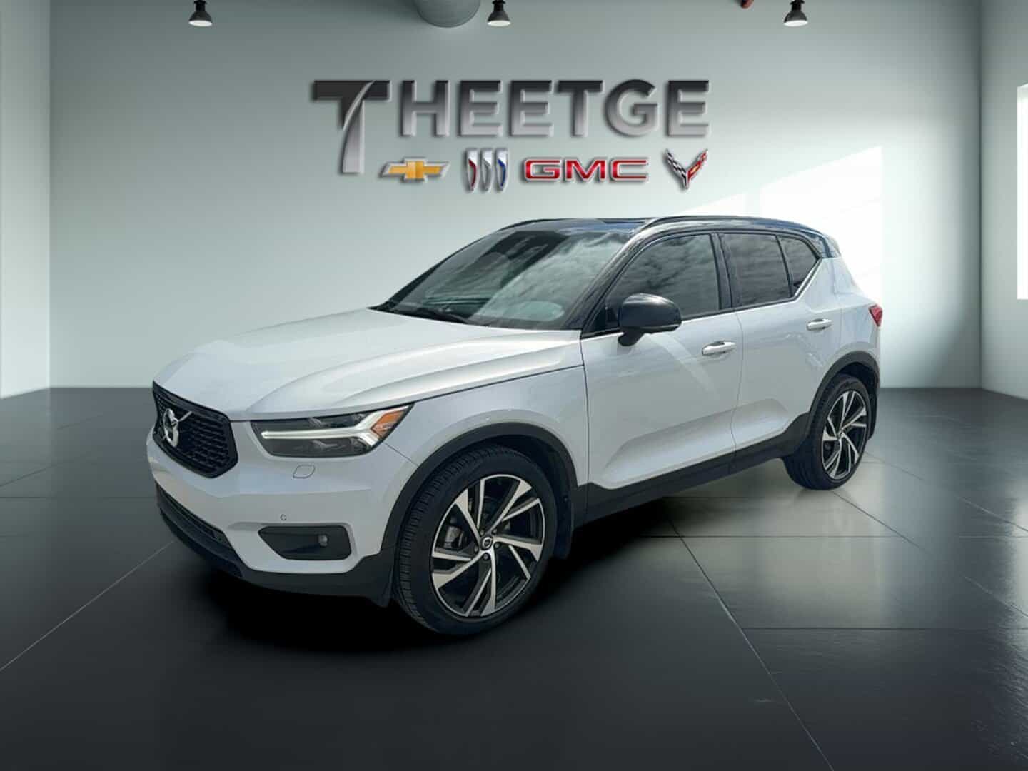 2022 Volvo XC40 T5 R-Design TI - Image 1