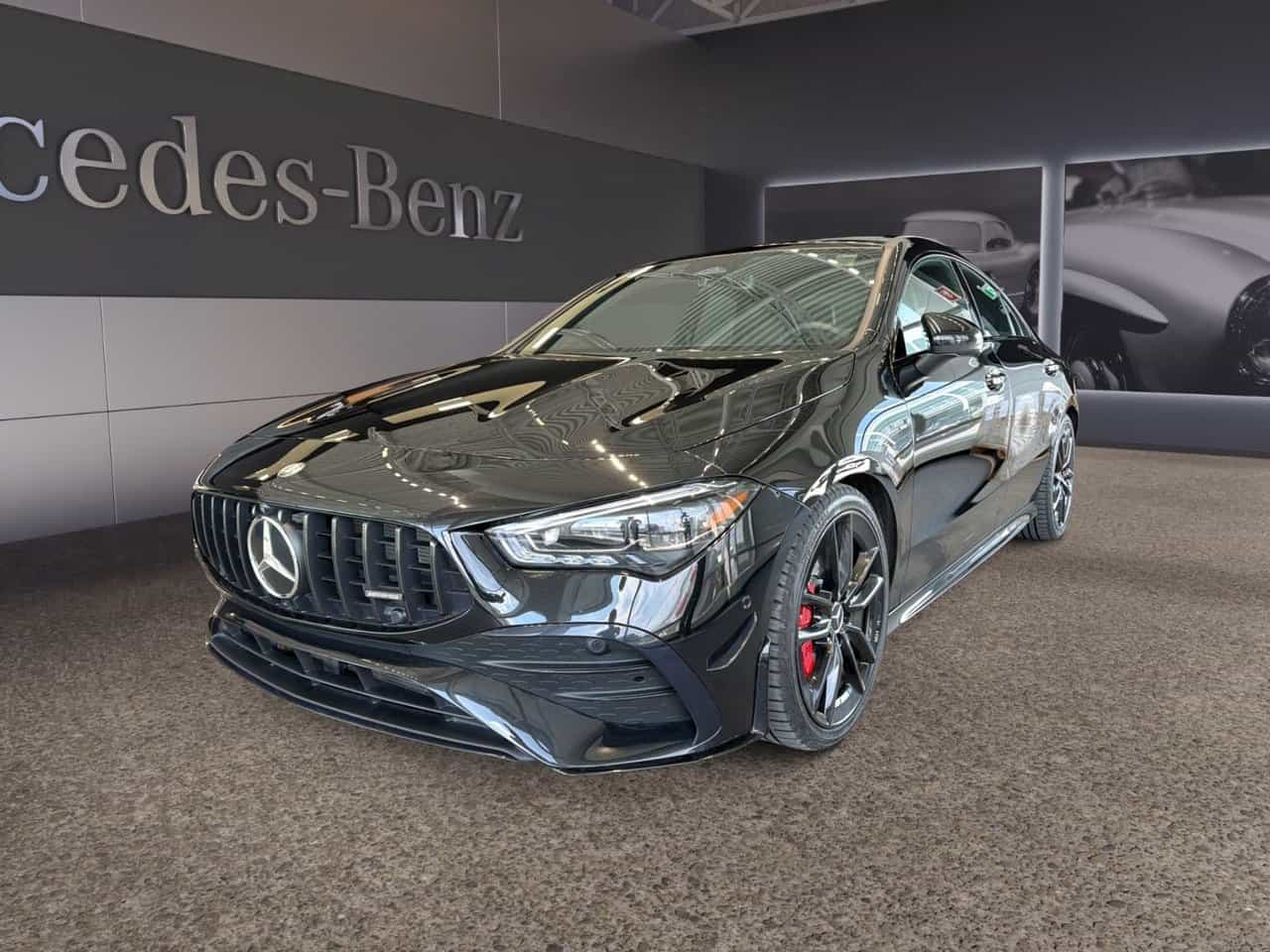 2025 Mercedes-Benz CLA-Class CLA 35 AMG® Ens. Furtif AMG, Conducteur AMG, Garniture exclusive - Image 1