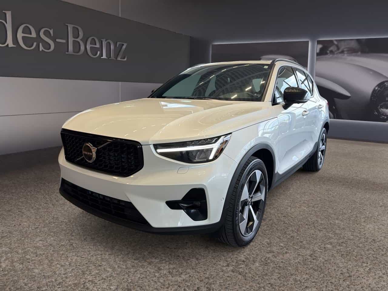2023 Volvo XC40 Plus Dark Theme Toit panoramique, Navigation... - Image 1