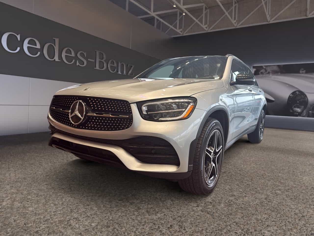 2022 Mercedes-Benz GLC GLC 300 Ensembles Nuit & Premium - Image 1