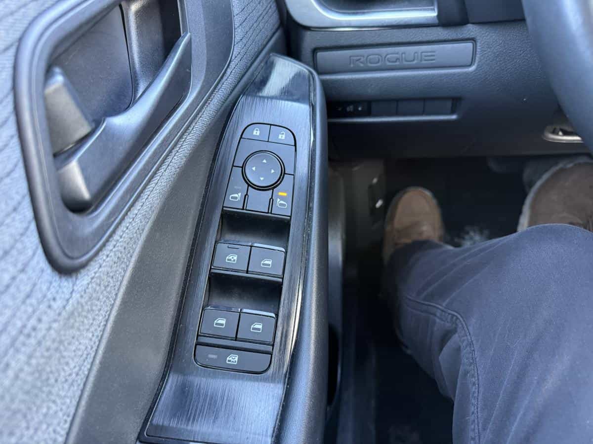 2023 Nissan Rogue S Ti - Image 19