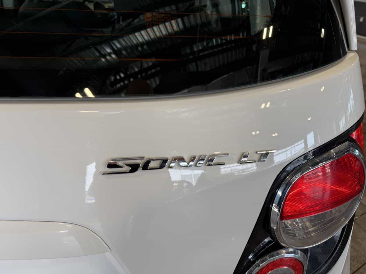 2016 Chevrolet Sonic 5 portes à hayon LT à b. auto. - Image 5