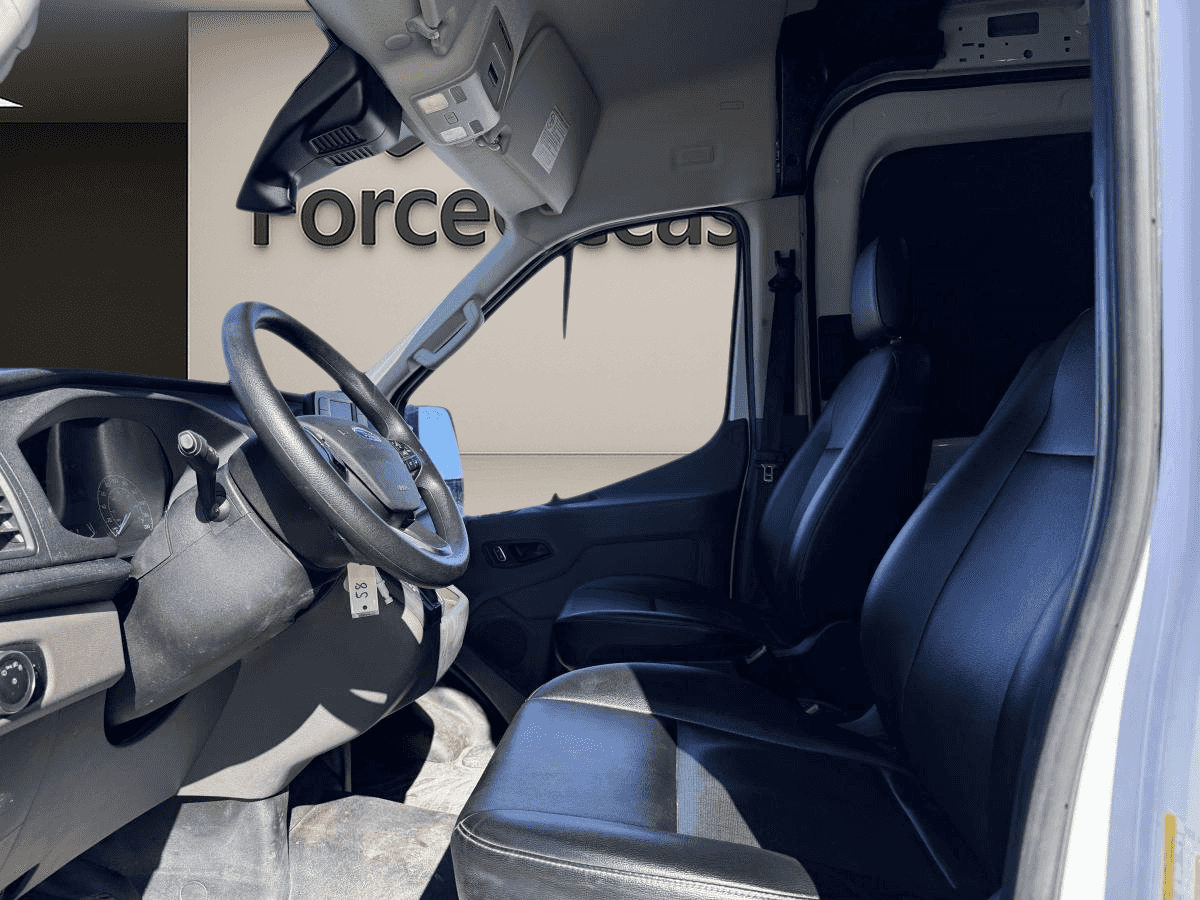 2024 Ford Transit Cargo Van T-250 PA toit moyen 148 po PNBV de 9 070 lb - Image 3