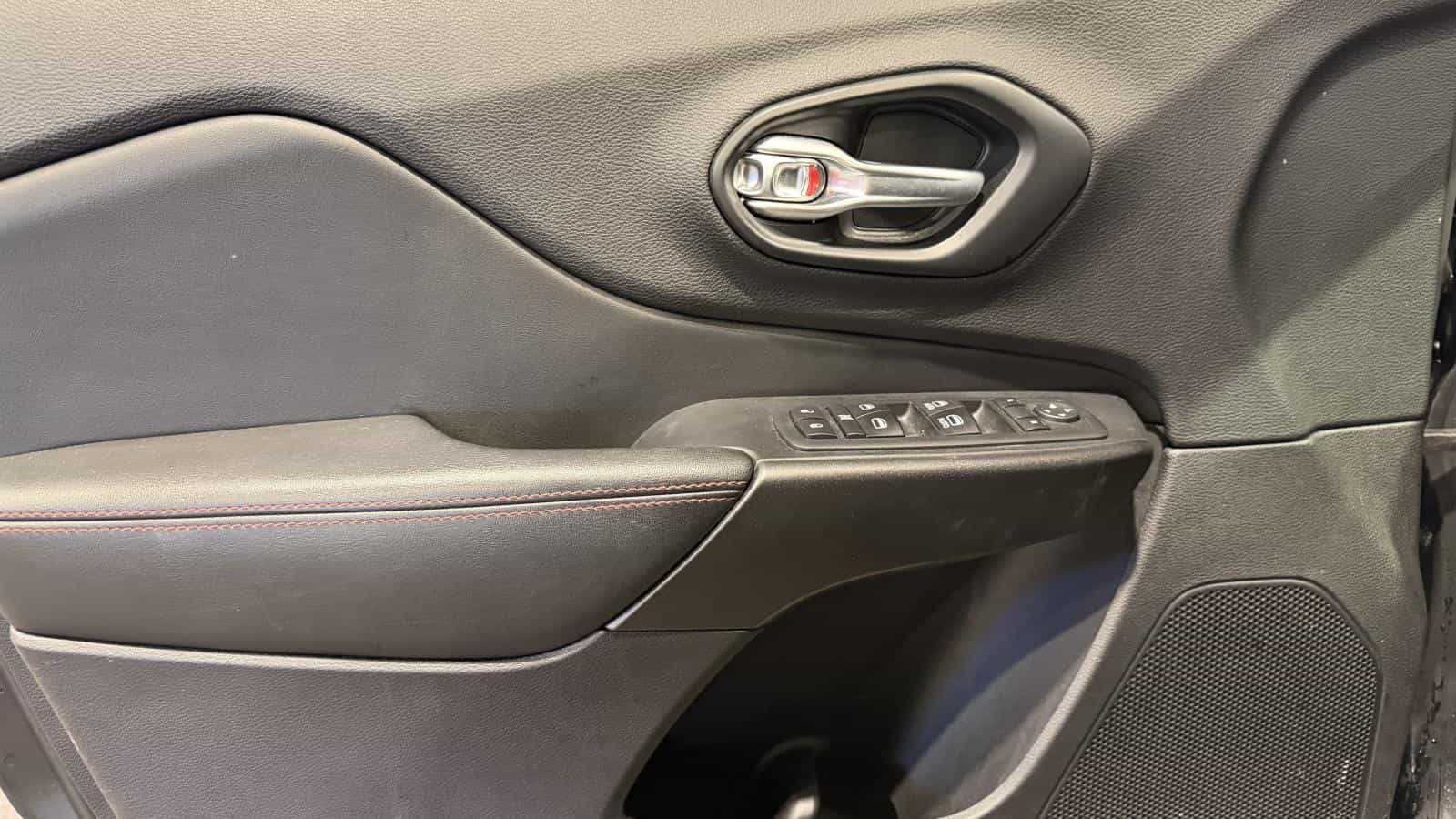 Image 11 Jeep Cherokee Trailhawk 4X4 *2.0L Turbo *Cuir *Toit *Caméra *Carplay *Bizone 2020