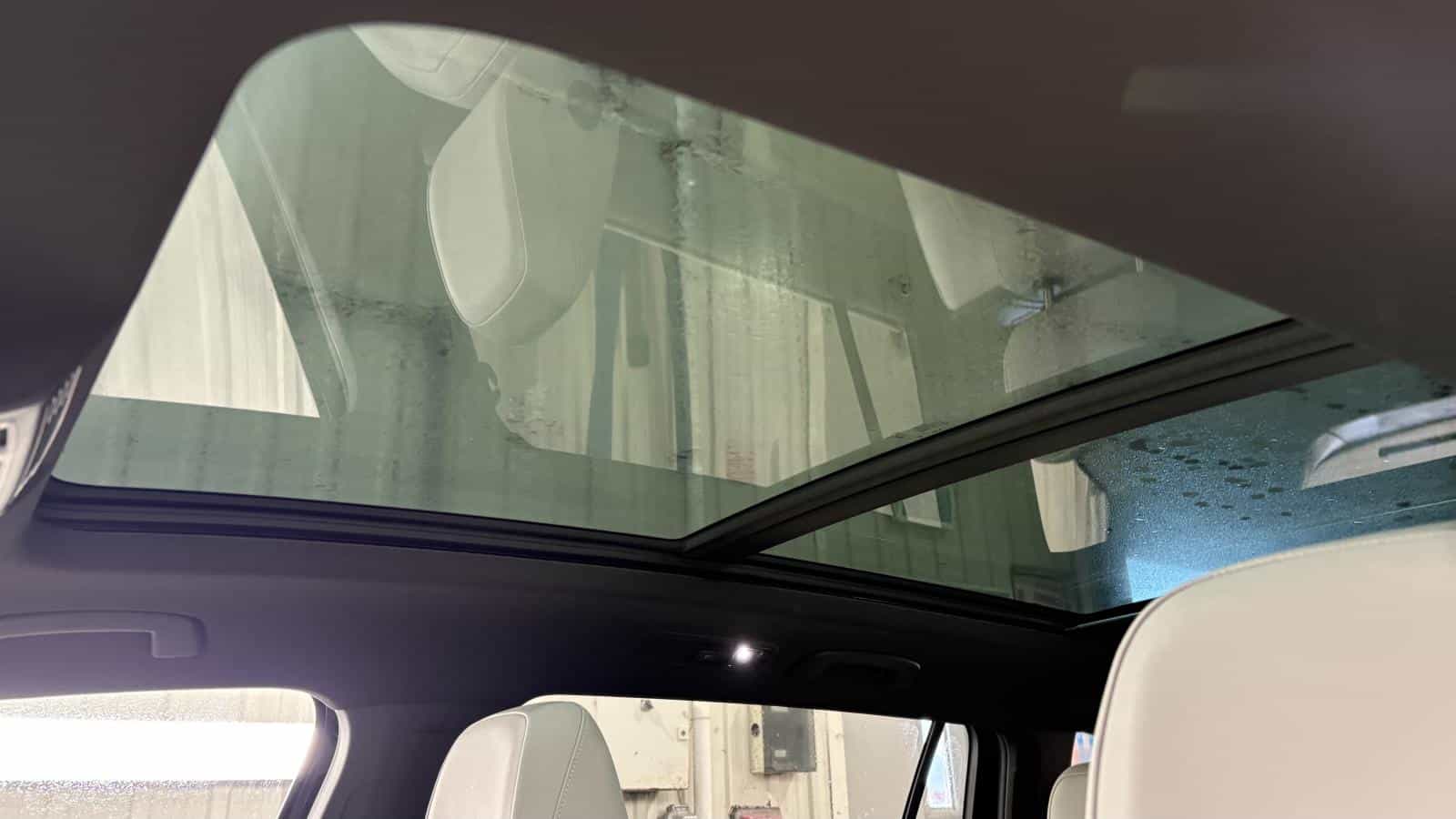 Image 15 Volkswagen Tiguan Highline R-Line 4Motion *Caméra 360 *Cuir Blanc *Toit Pano *Siege Ventilé 2024