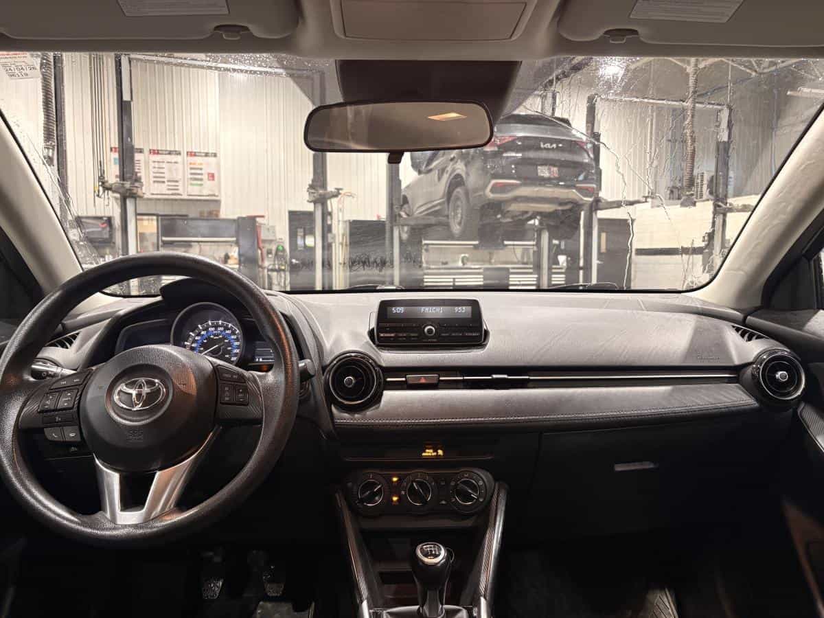 Image 5 Toyota Yaris Manuelle * A/C * Cruise * Radio * Bluetooth * Bouton-Poussoir * 2017