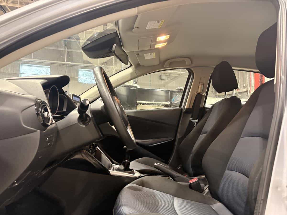 Image 6 Toyota Yaris Manuelle * A/C * Cruise * Radio * Bluetooth * Bouton-Poussoir * 2017