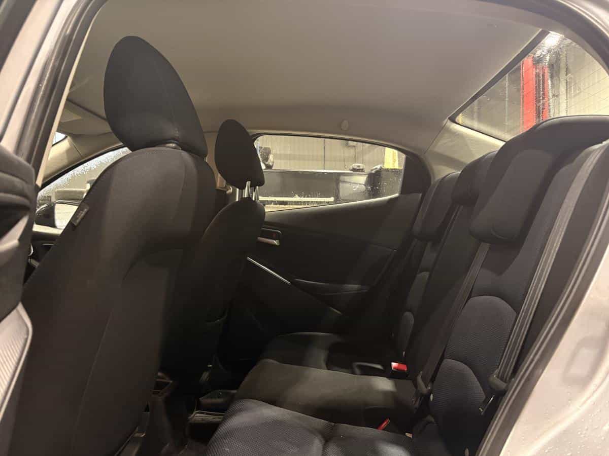 Image 7 Toyota Yaris Manuelle * A/C * Cruise * Radio * Bluetooth * Bouton-Poussoir * 2017