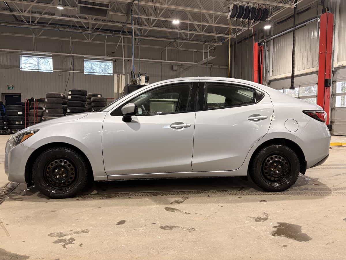 Image 10 Toyota Yaris Manuelle * A/C * Cruise * Radio * Bluetooth * Bouton-Poussoir * 2017