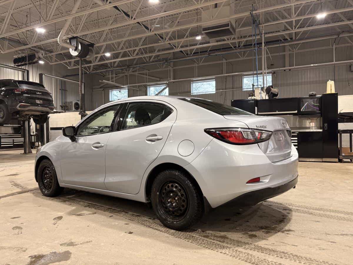 Image 11 Toyota Yaris Manuelle * A/C * Cruise * Radio * Bluetooth * Bouton-Poussoir * 2017