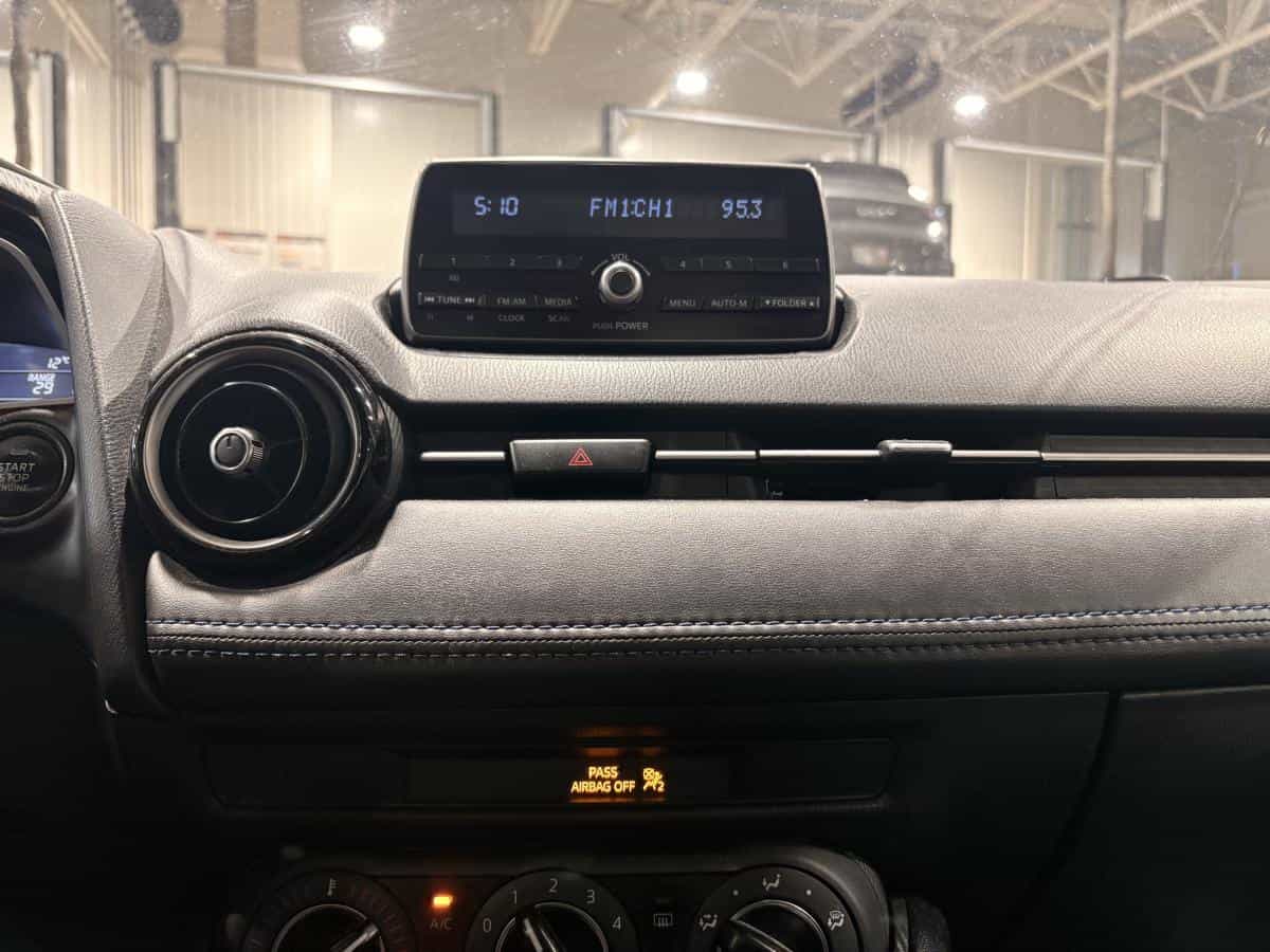 Image 16 Toyota Yaris Manuelle * A/C * Cruise * Radio * Bluetooth * Bouton-Poussoir * 2017