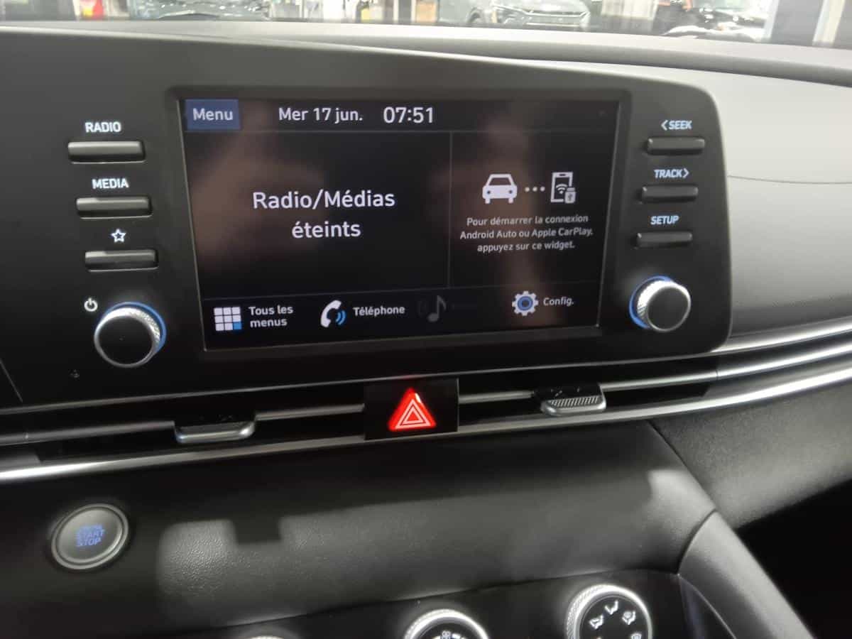 2023 Hyundai Elantra Preferred* Volant Chauffant* Carplay* Camera* - Image 1