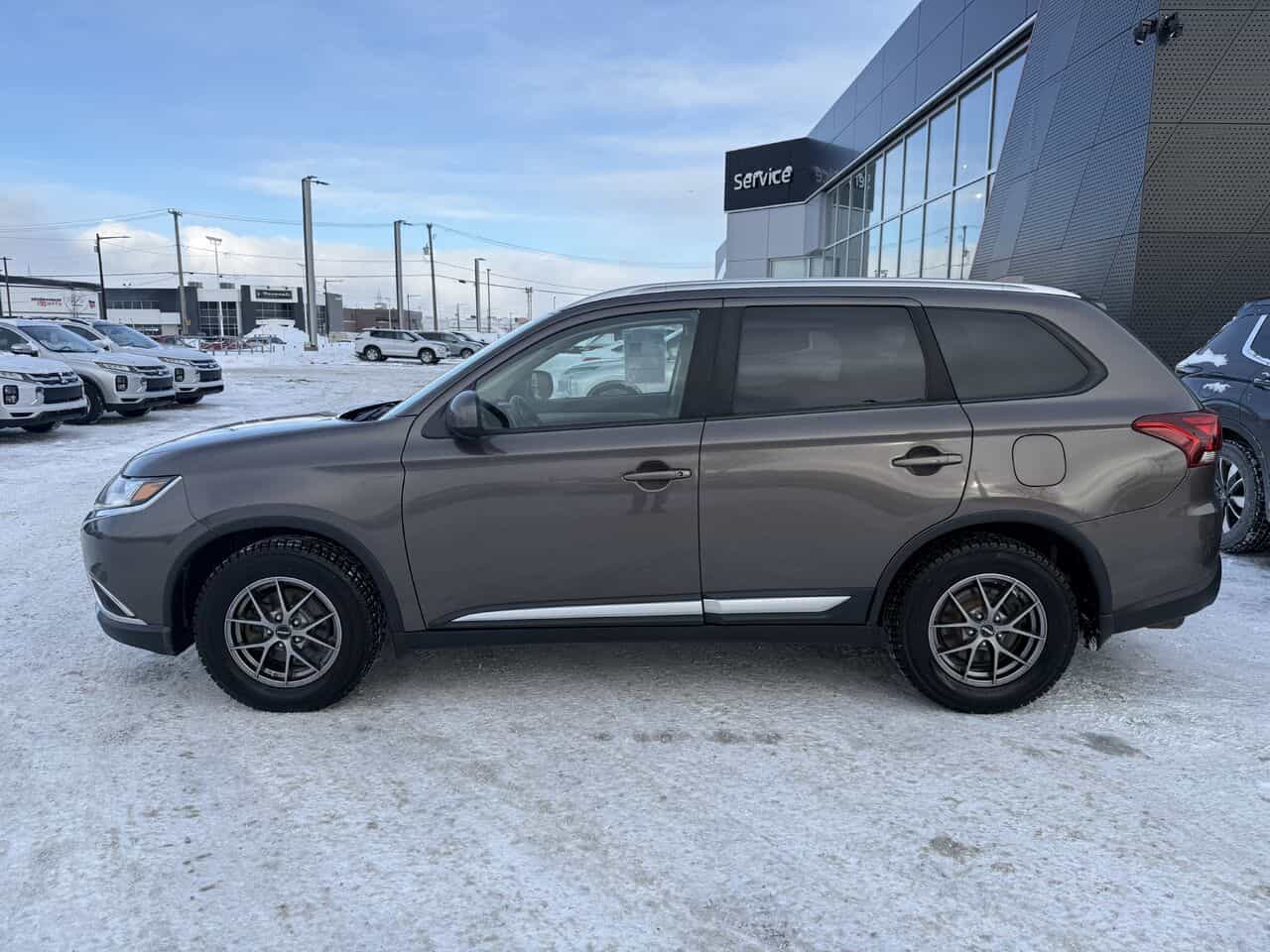 2018 Mitsubishi Outlander ES AWC, Sièges chauffants, 7 passagers, Bluetooth - Image 2