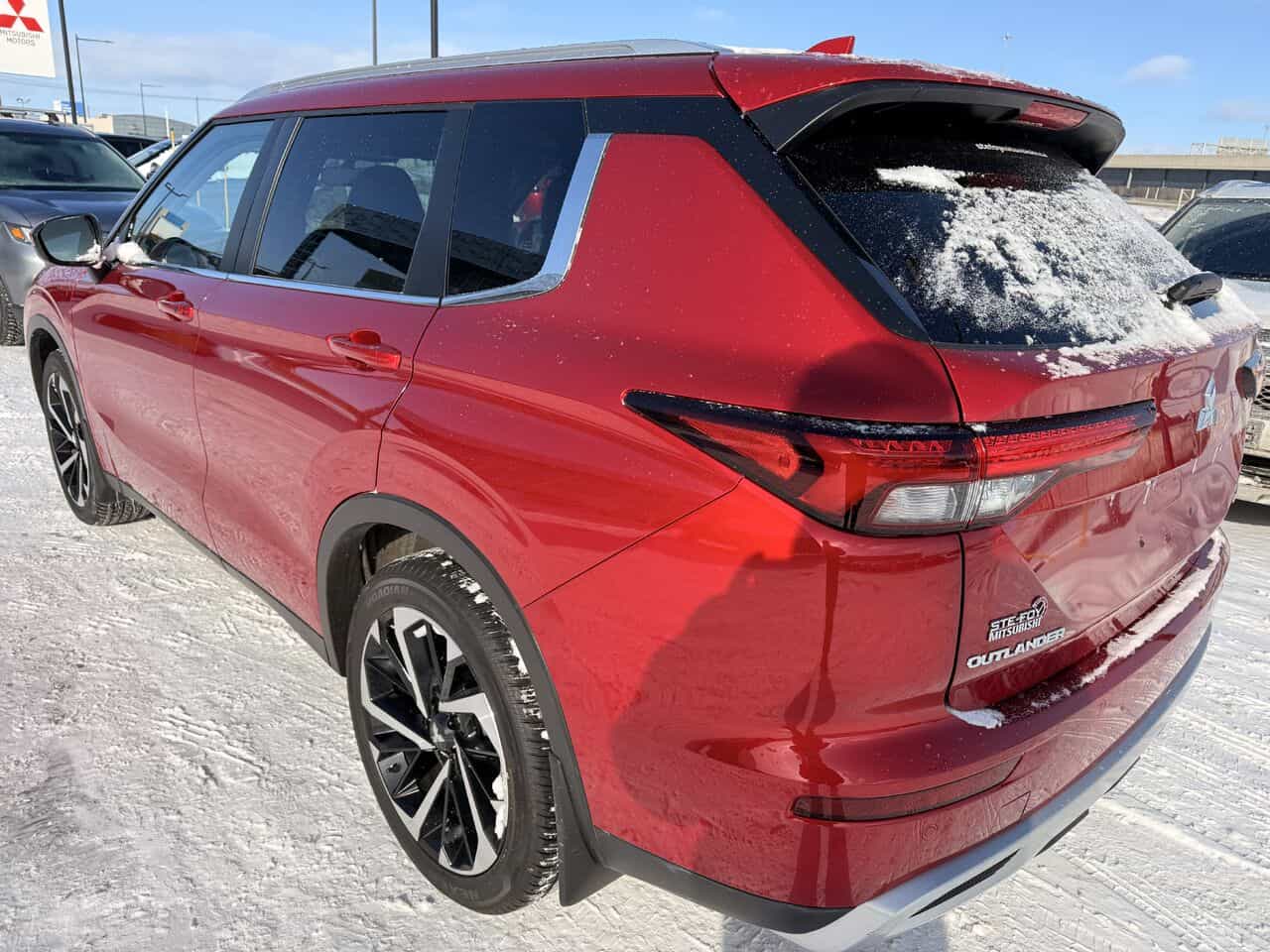 2022 Mitsubishi Outlander LE Premium AWD, TOIT PANORAMIQUE, SIÈGES CHAUFF - Image 3