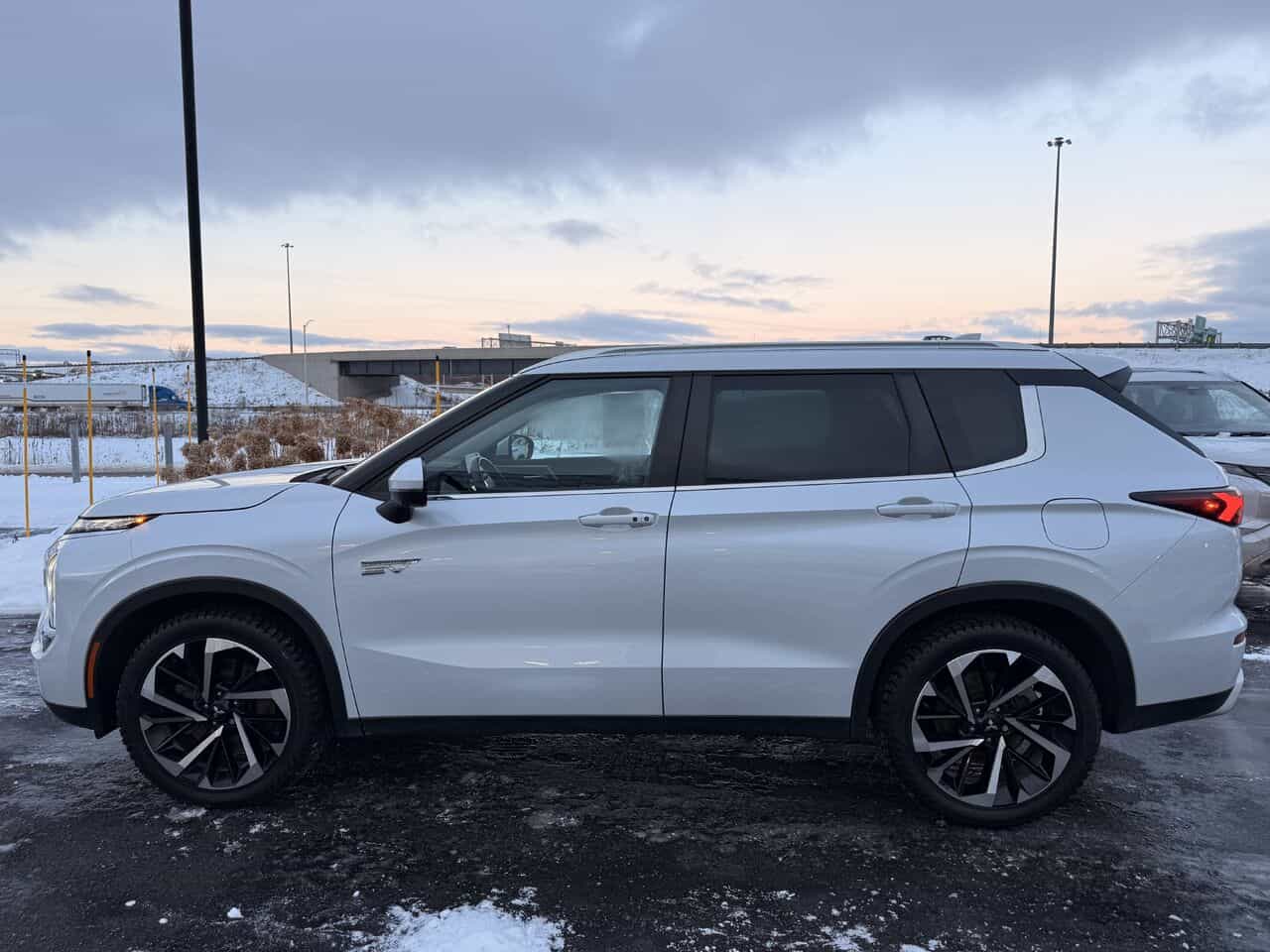 2023 Mitsubishi Outlander PHEV Sel Awd, Toit Panoramqiue, Volant Chauffant - Image 2