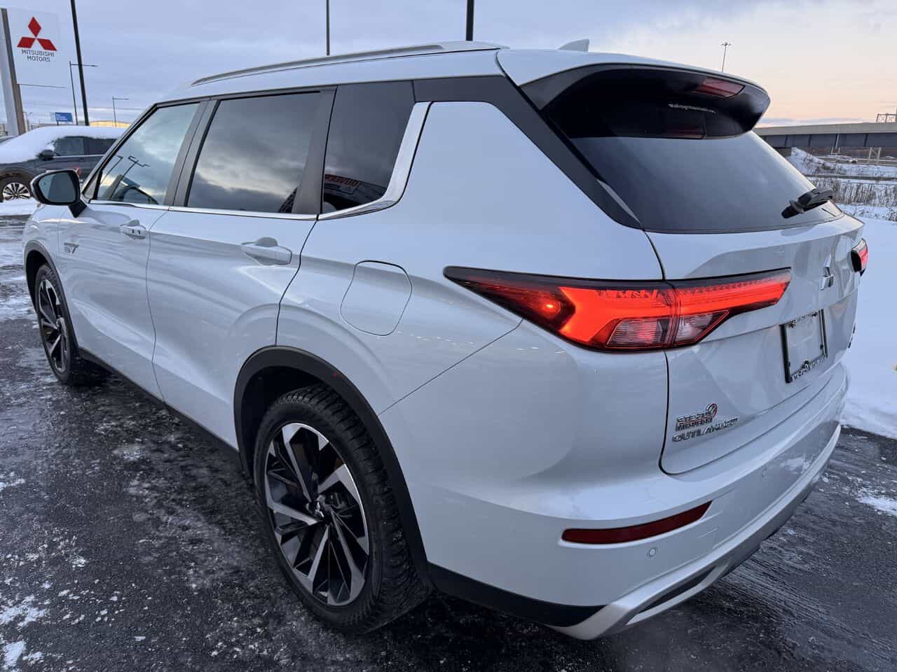 2023 Mitsubishi Outlander PHEV Sel Awd, Toit Panoramqiue, Volant Chauffant - Image 3