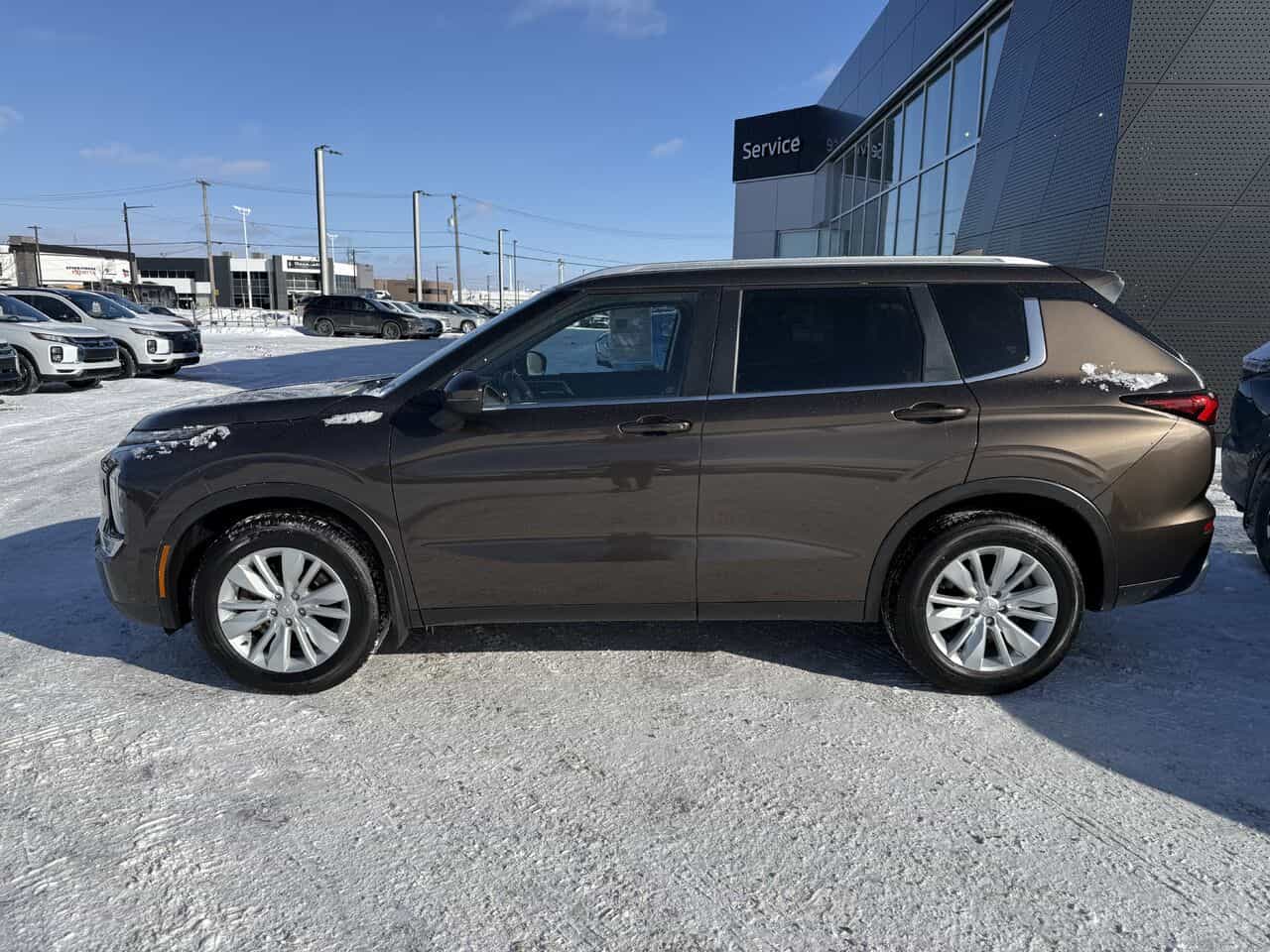 2023 Mitsubishi Outlander SE S-AWC, Sièges chauffants, 7 passagers, Toit pano - Image 2