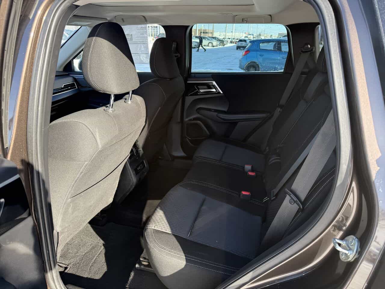 2023 Mitsubishi Outlander SE S-AWC, Sièges chauffants, 7 passagers, Toit pano - Image 9