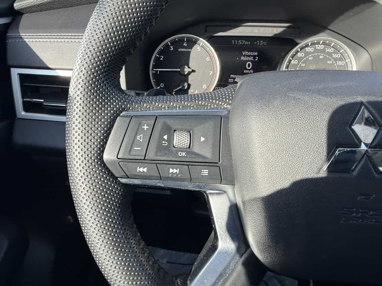 2023 Mitsubishi Outlander SE S-AWC, Sièges chauffants, 7 passagers, Toit pano - Image 15