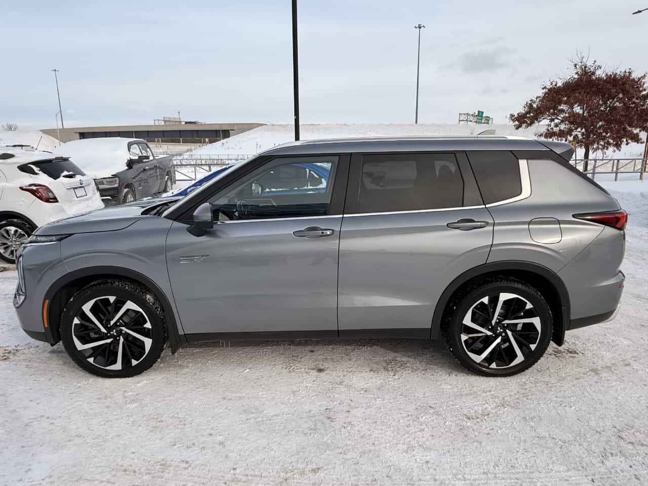 2023 Mitsubishi Outlander PHEV Sel Awd, Toit Panoramqiue, Volant Chauffant - Image 2
