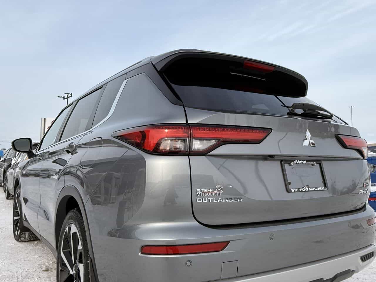 2023 Mitsubishi Outlander PHEV Sel Awd, Toit Panoramqiue, Volant Chauffant - Image 3