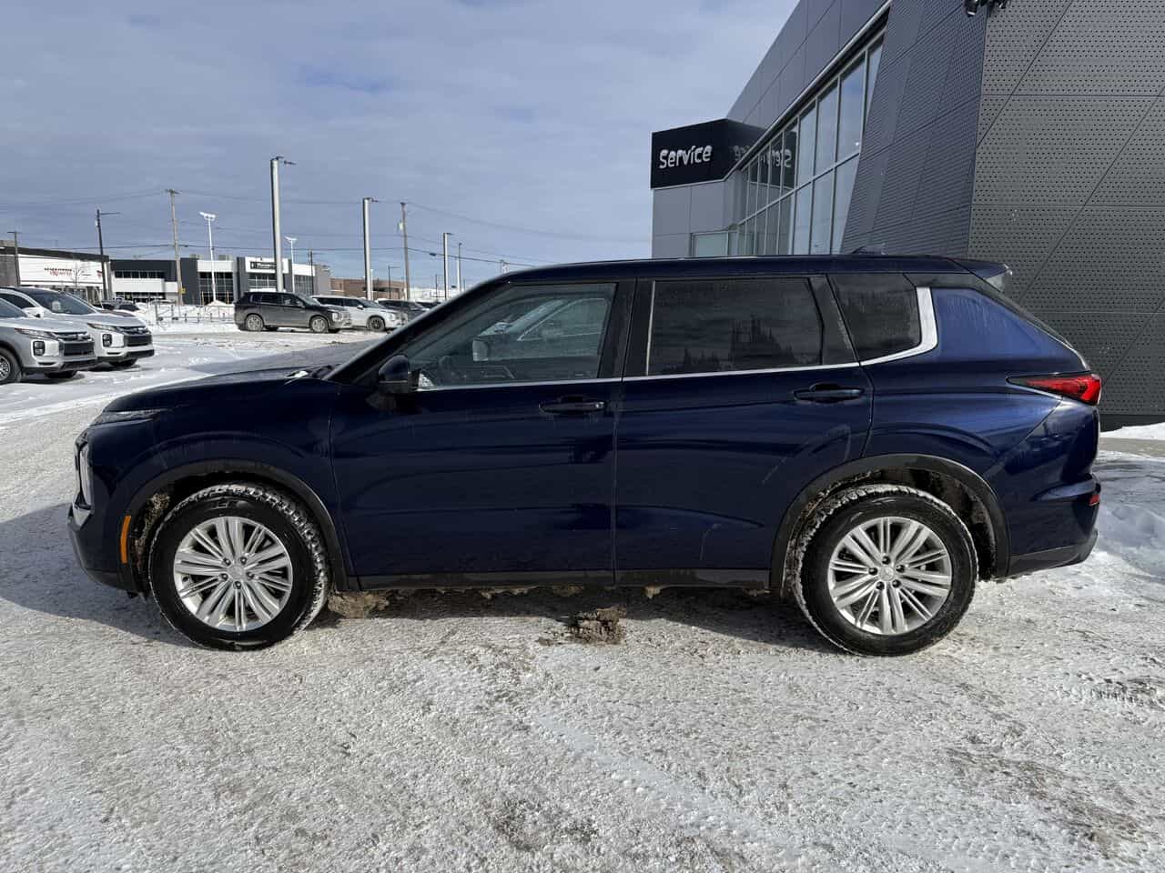 2022 Mitsubishi Outlander ES S-AWC, Sièges chauffants, Apple Carplay/Android auto - Image 2