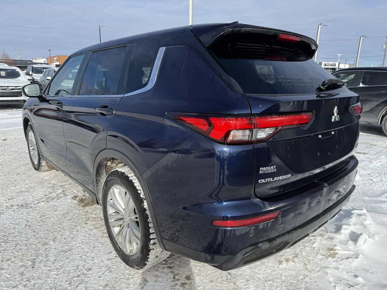 2022 Mitsubishi Outlander ES S-AWC, Sièges chauffants, Apple Carplay/Android auto - Image 3