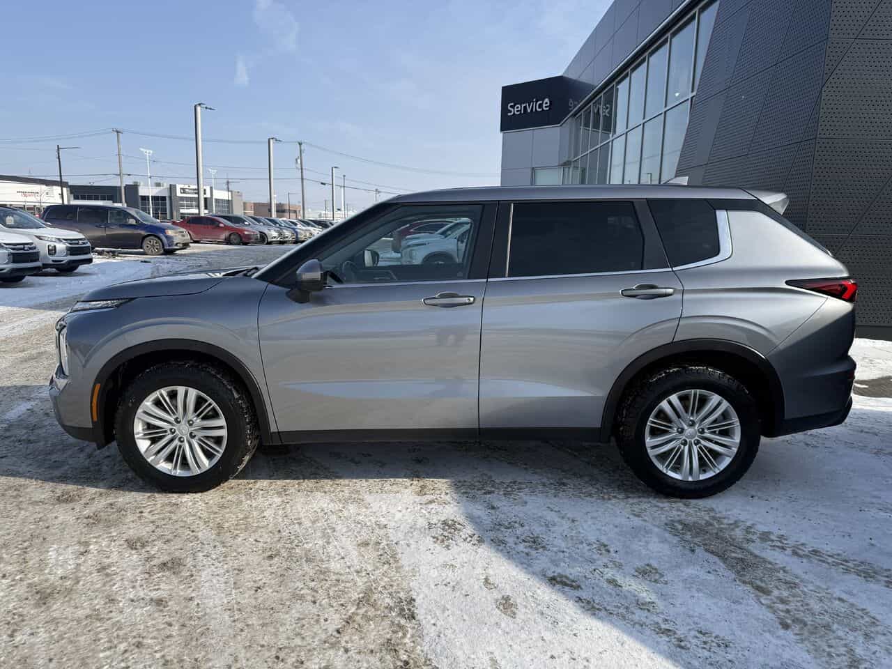 2024 Mitsubishi Outlander ES S-AWC, Sièges chauffants, 7 passagers - Image 2