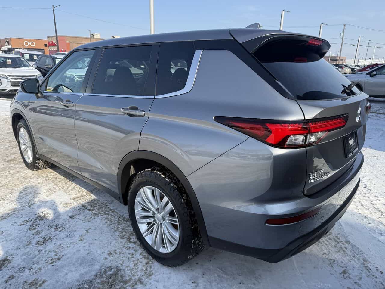 Image 3 Mitsubishi Outlander ES S-AWC, Sièges chauffants, 7 passagers 2024