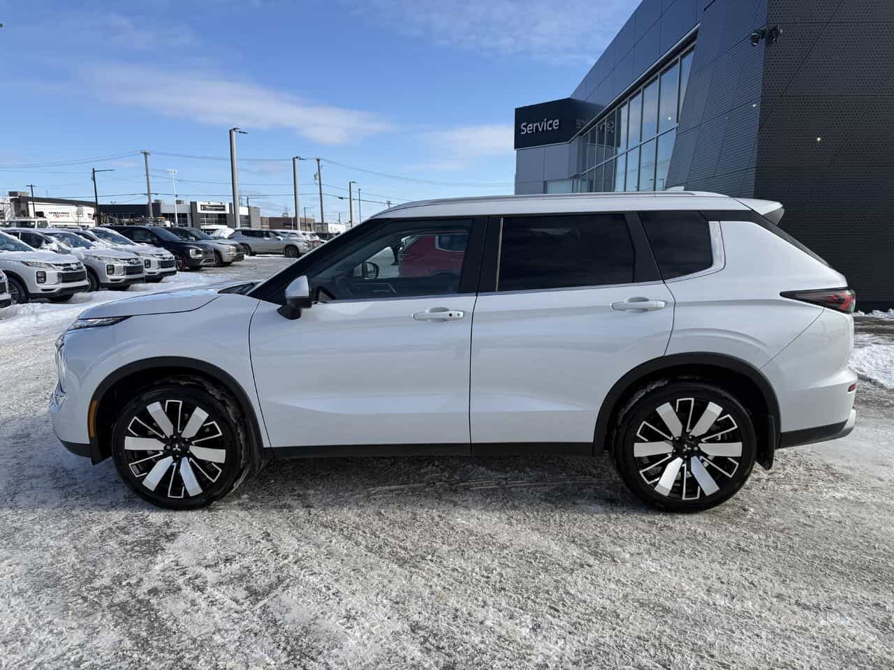 2025 Mitsubishi Outlander SEL S-AWC, Siège électrique, Volant chauffant - Image 2