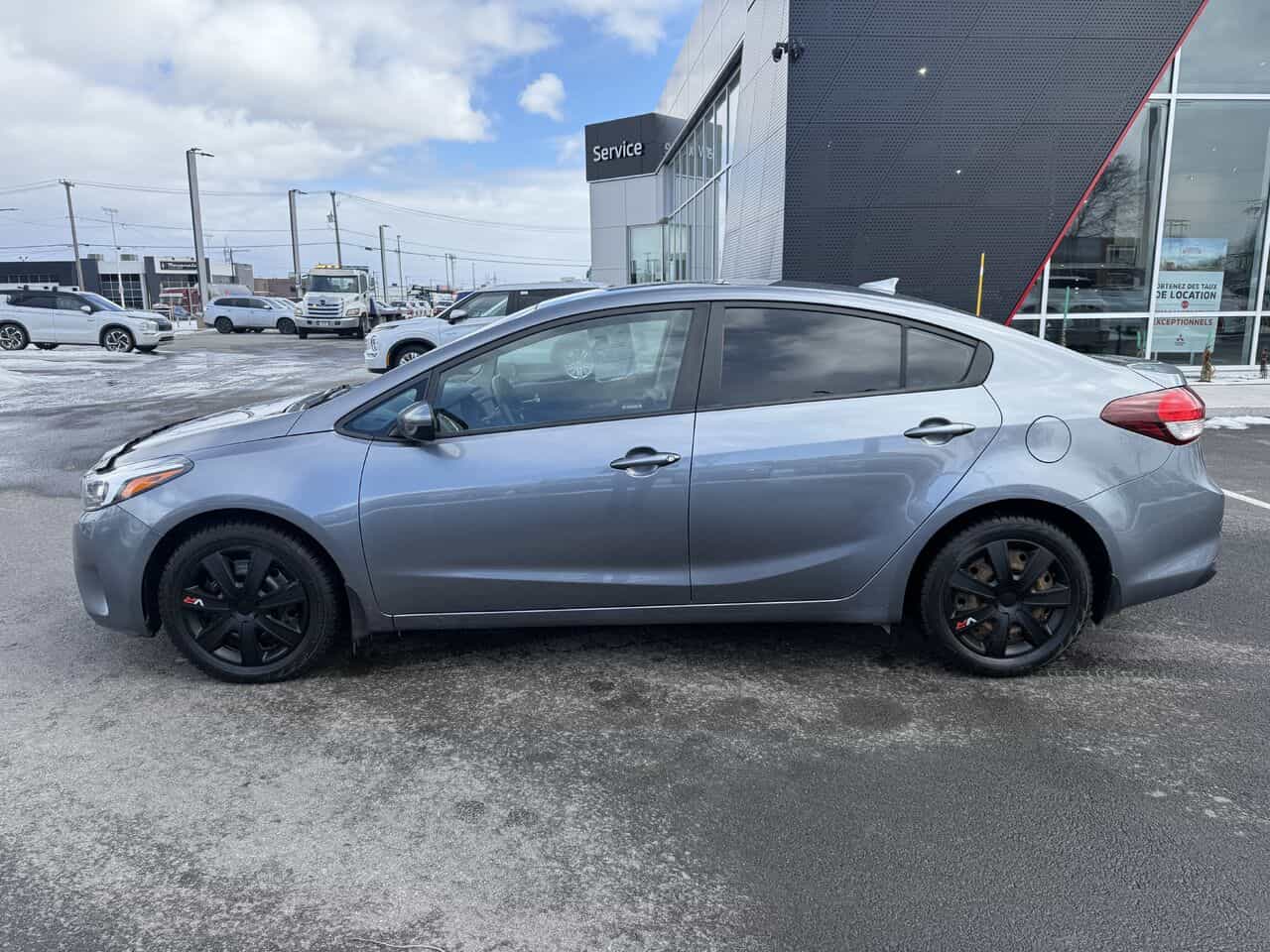 2023 Mitsubishi Outlander PHEV SEL S-AWC, 7 passagers, Hybride, Volant chauffant - Image 2