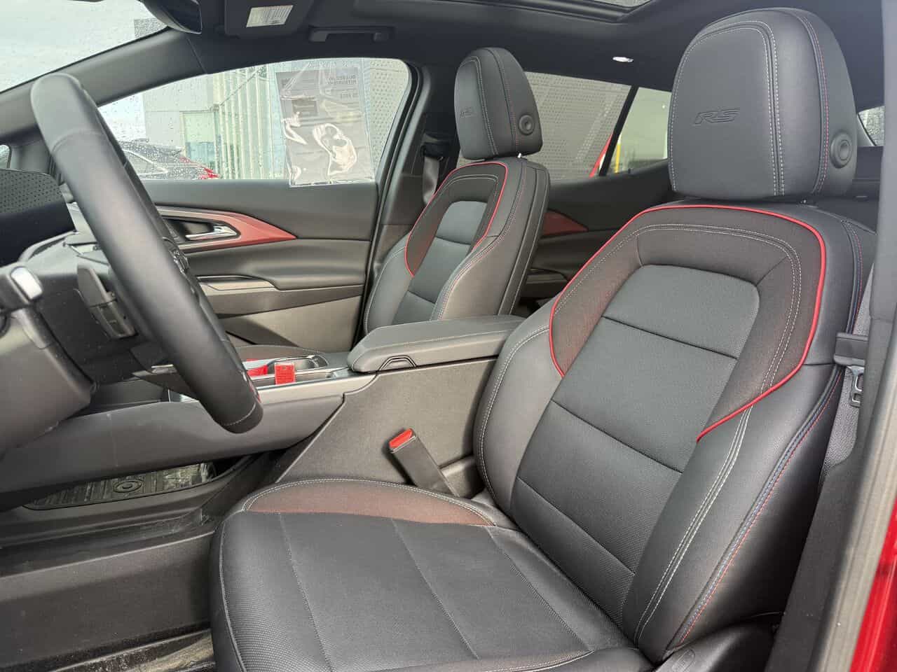 2025 Chevrolet Equinox EV RS, Volant chauffant, Toit pano - Image 11