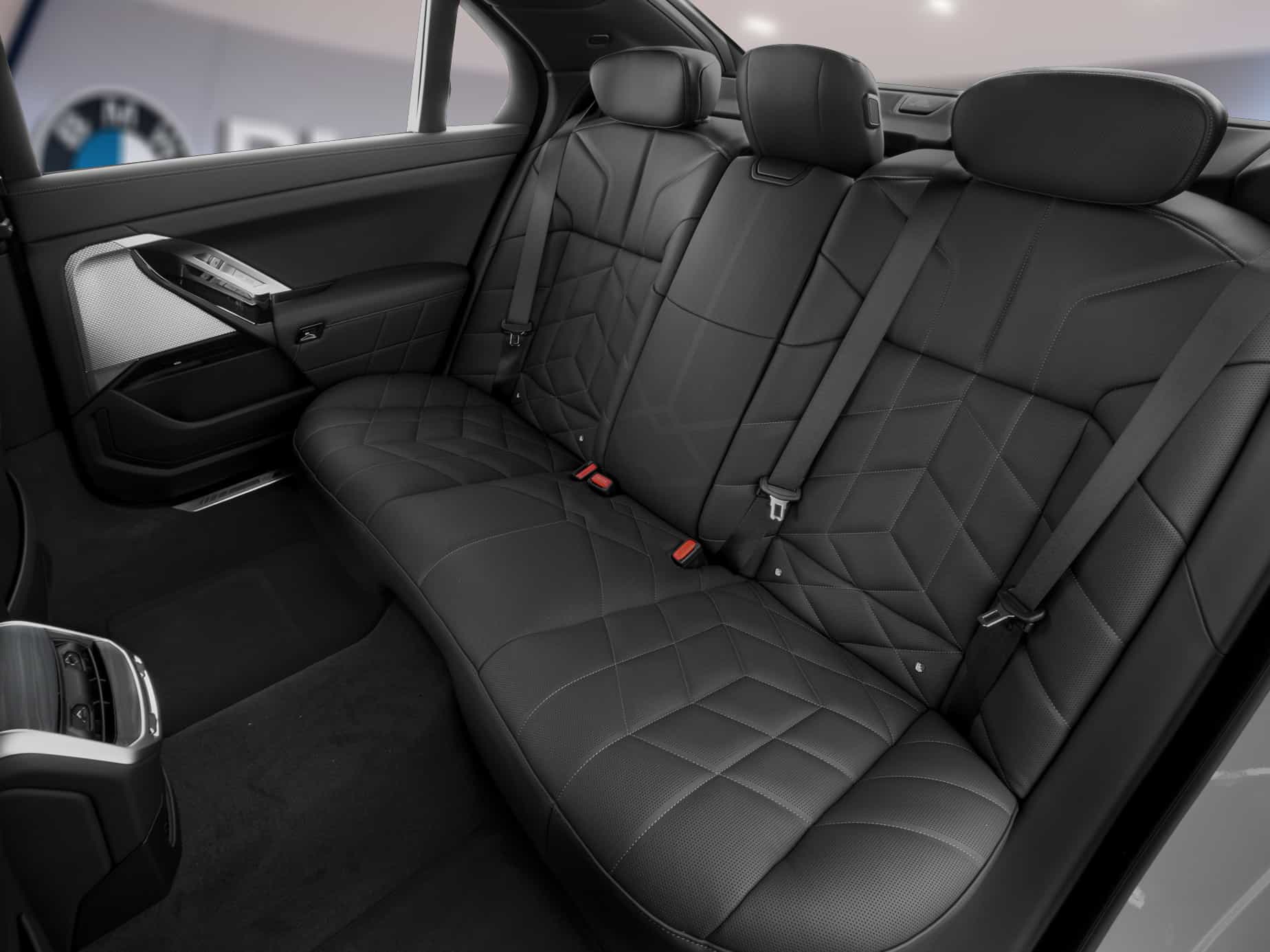 2025 BMW 760 xDrive Sedan - Image 9