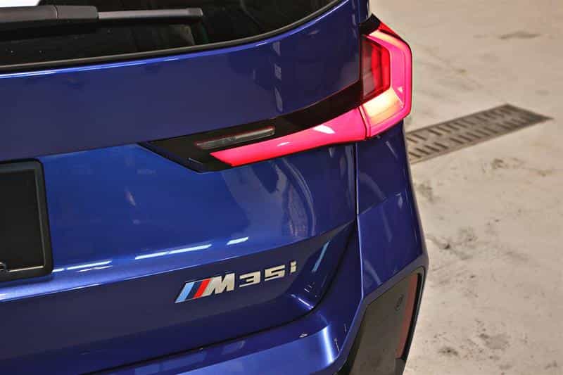 2024 BMW X1 M35i xDrive véhicule d'activités sportives - Image 8