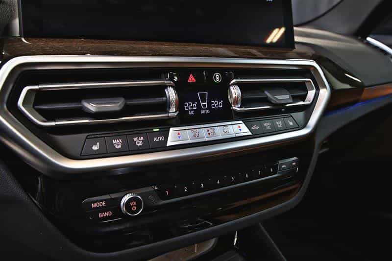 2024 BMW X3 xDrive30e hybride Premium Essential Package - Image 13