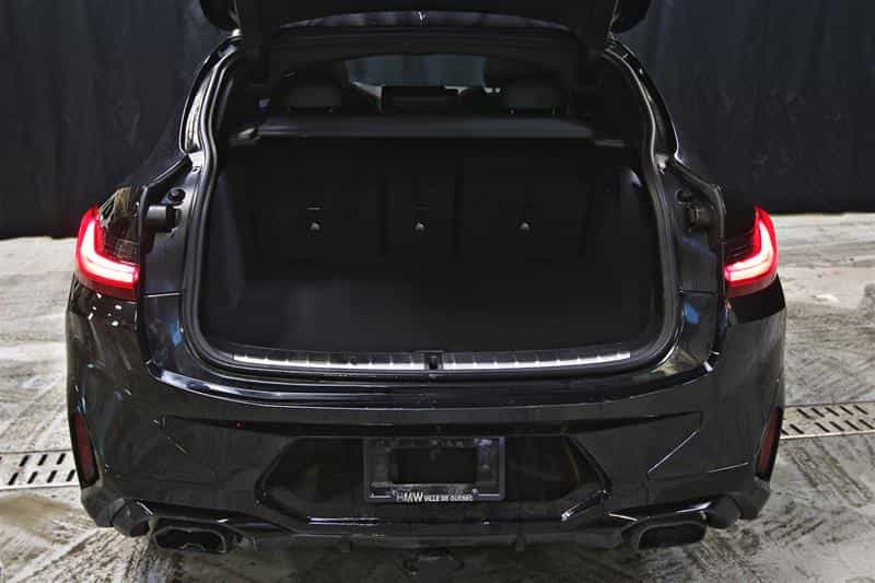 2023 BMW X4 M40i coupé Premium Essential Package - Image 9