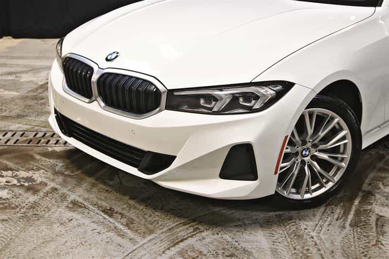 2023 BMW 3 Series 330i xDrive berline - Image 2