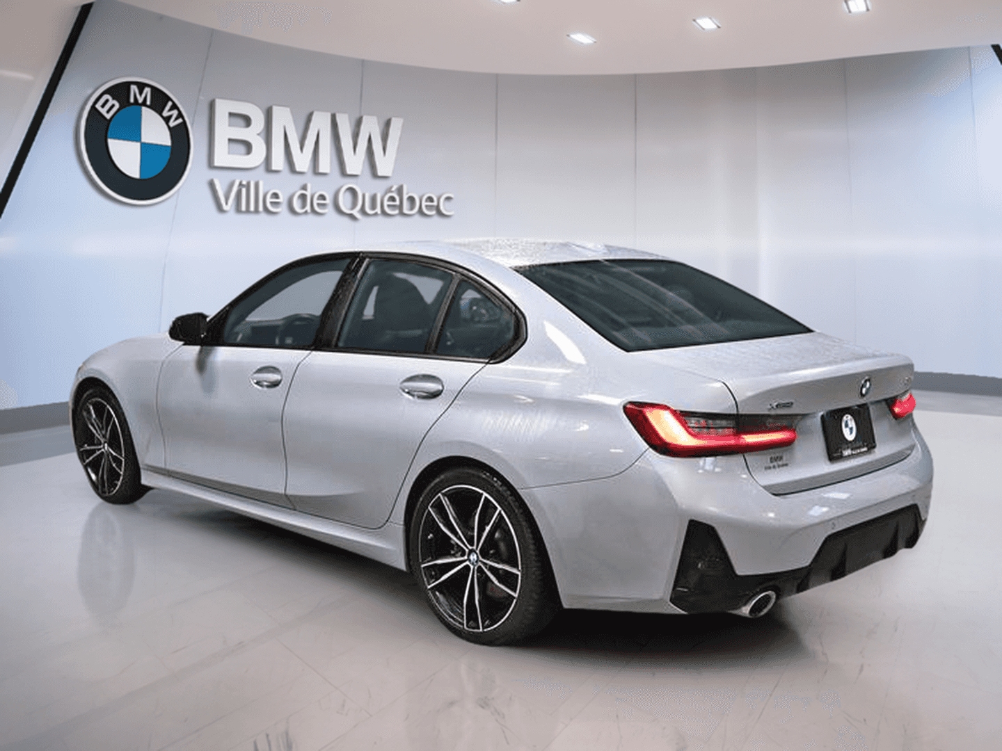 2023 BMW 3 Series 330i xDrive M Sport Package - Image 10