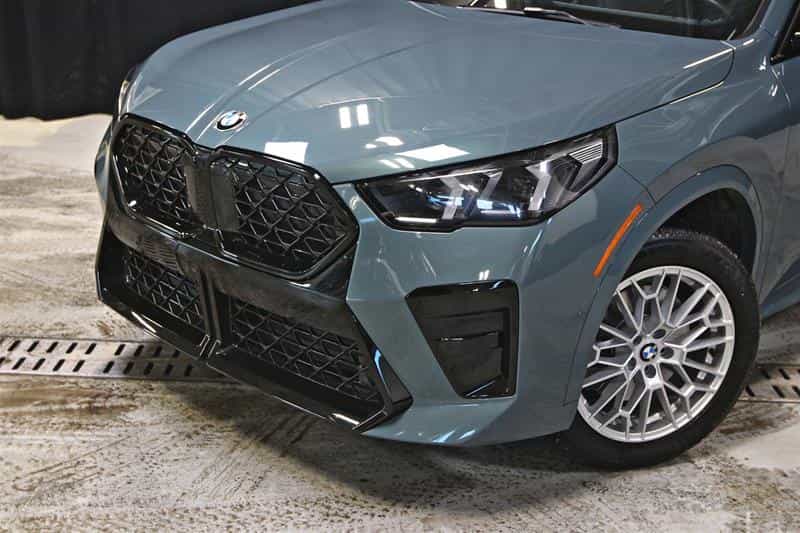 2025 BMW X2 xDrive28i - Image 2