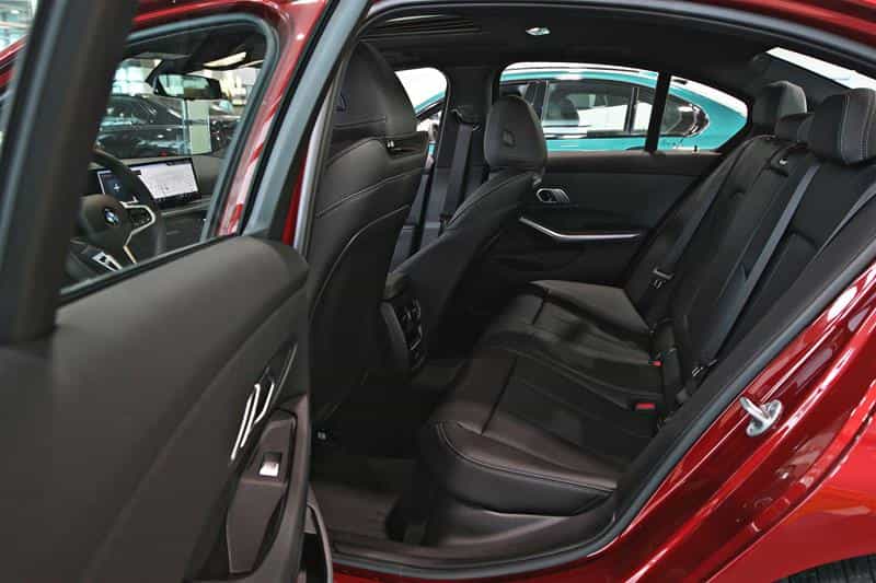 Image 14 BMW 330i xDrive Sedan 2026