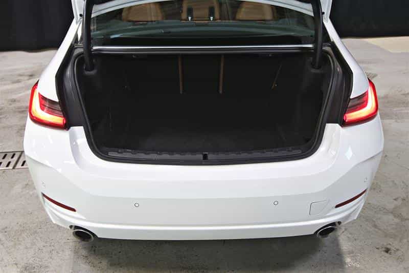 2023 BMW 3 Series xDrive Sedan - Image 9