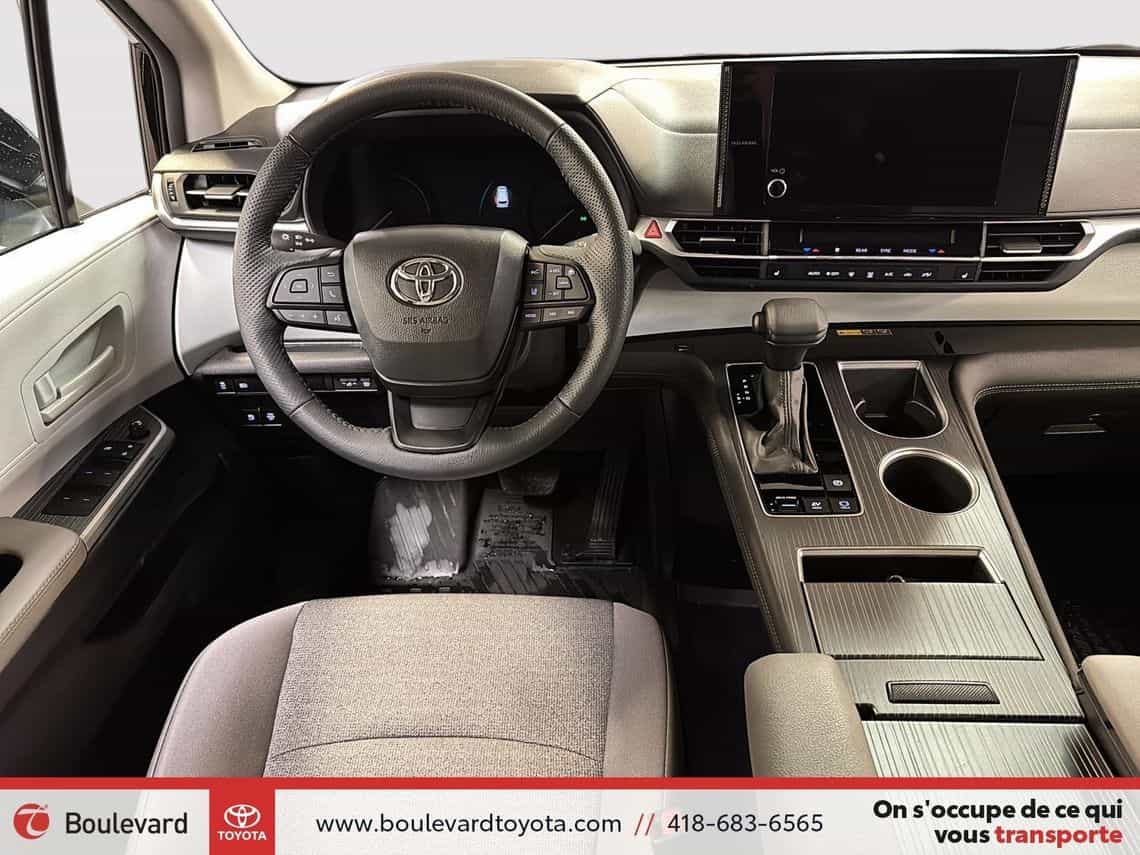 2025 Toyota Sienna LE Hybride - Image 21
