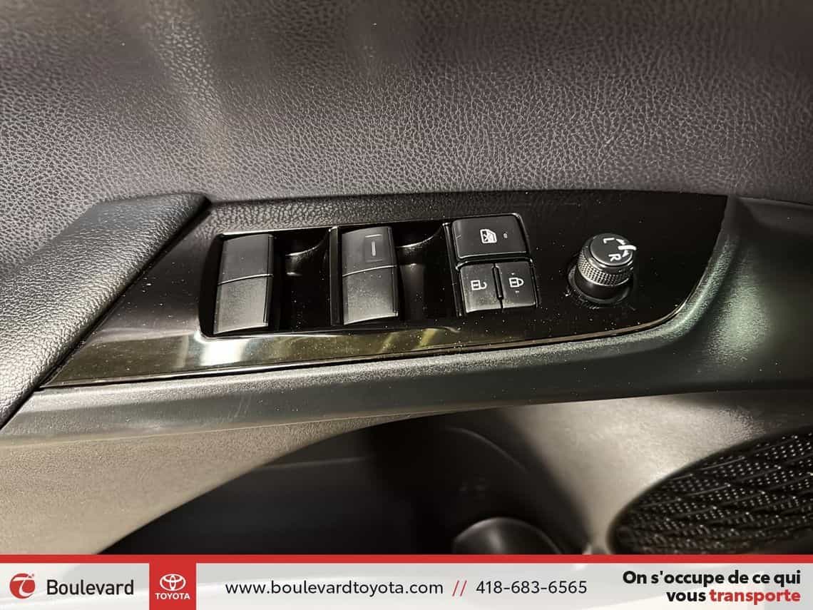 2022 Toyota Prius Base - Image 9