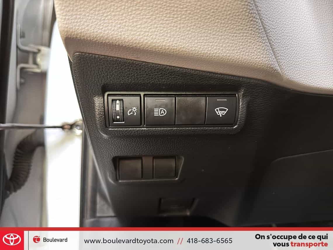 2023 Toyota Corolla Cross L - Image 13