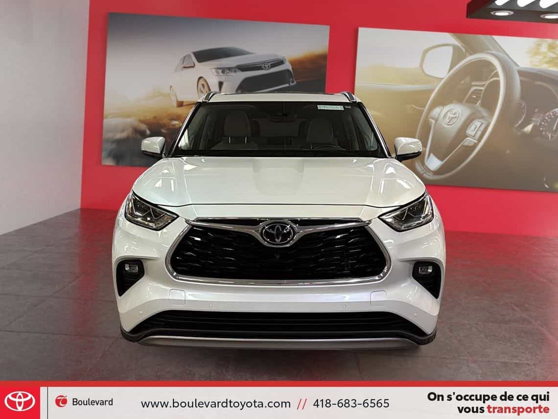 2022 Toyota Highlander Platinum - Image 2