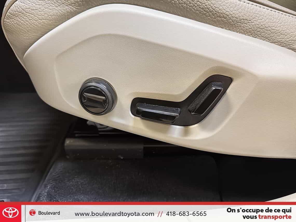 2025 Volvo XC60 T8 Plus - Image 13