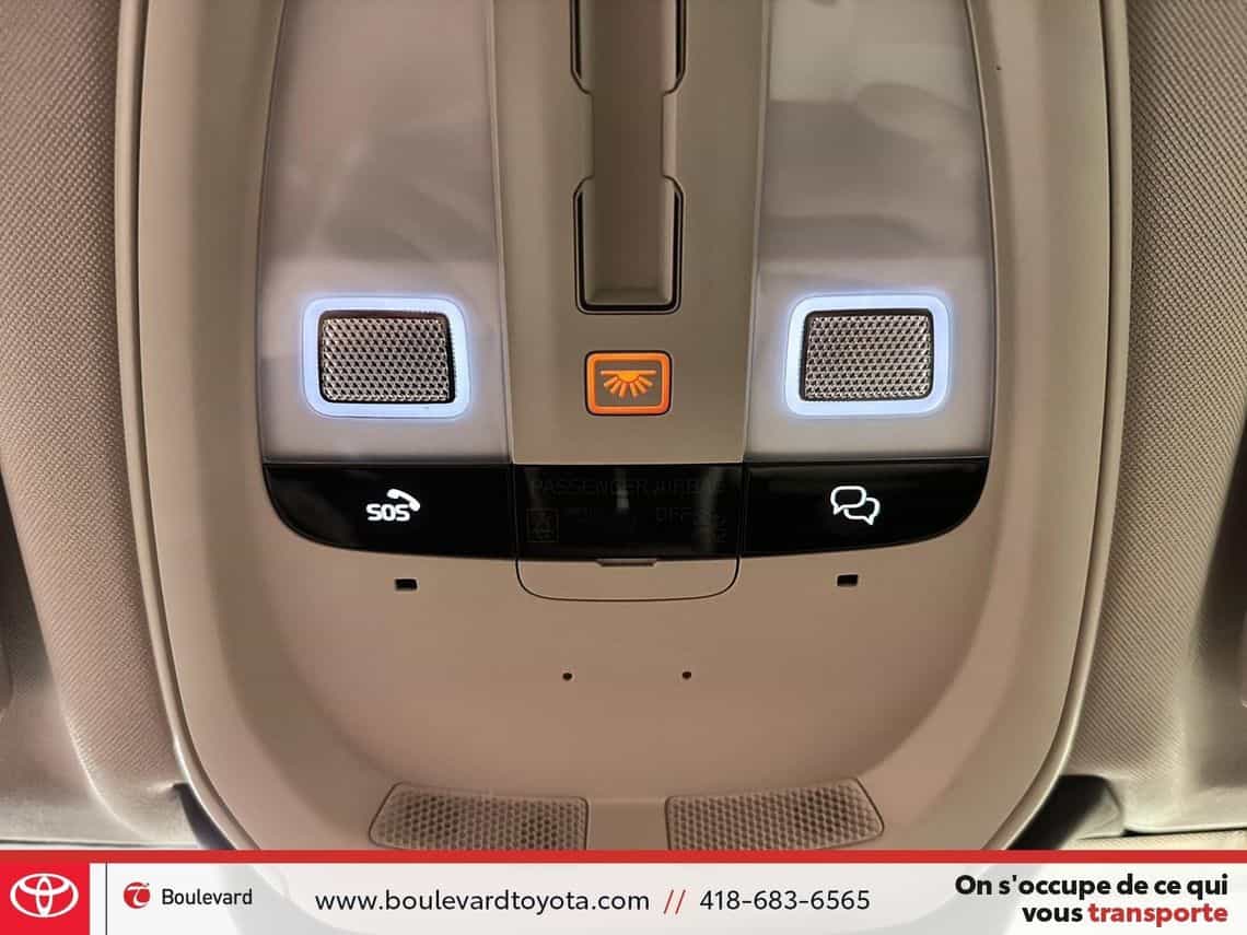 2025 Volvo XC60 T8 Plus - Image 20