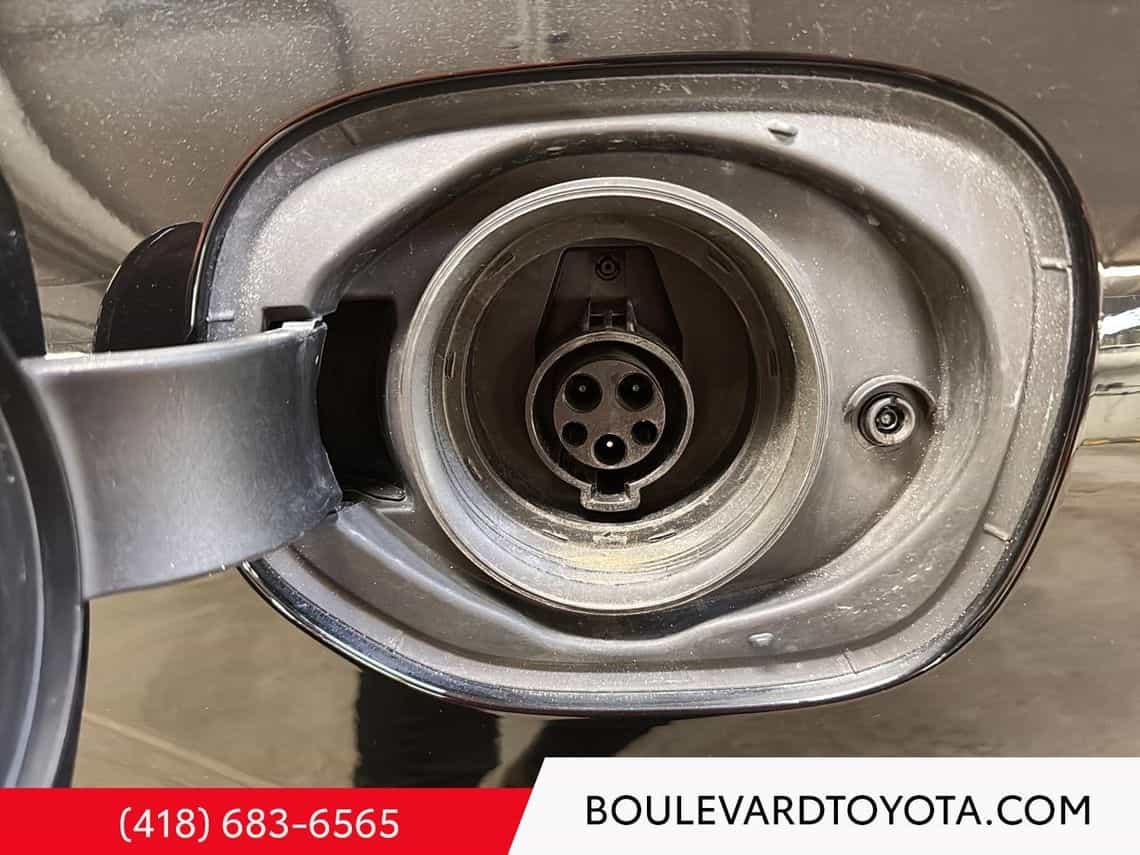 2025 Volvo XC60 T8 Plus - Image 2