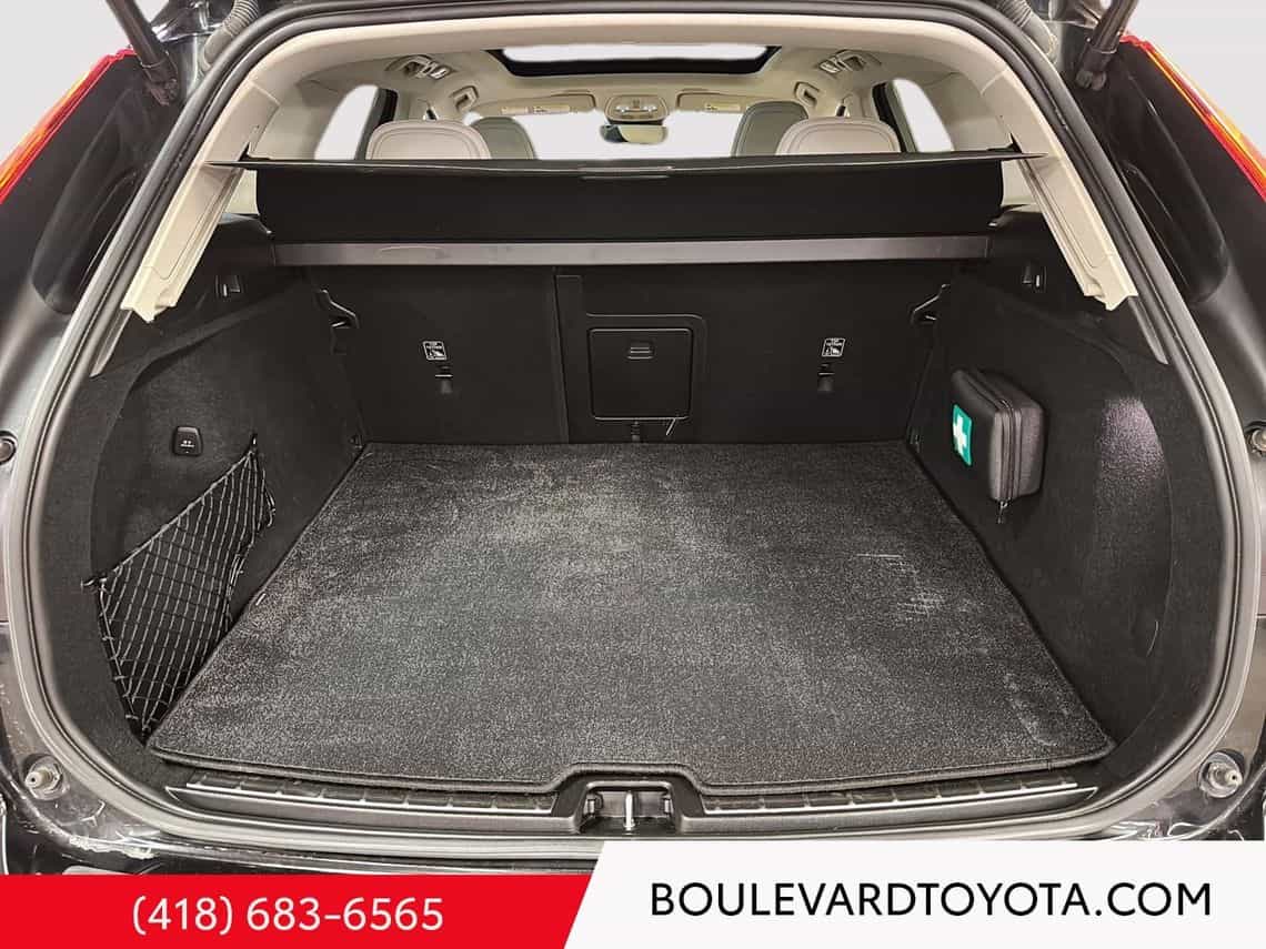 2025 Volvo XC60 T8 Plus - Image 4